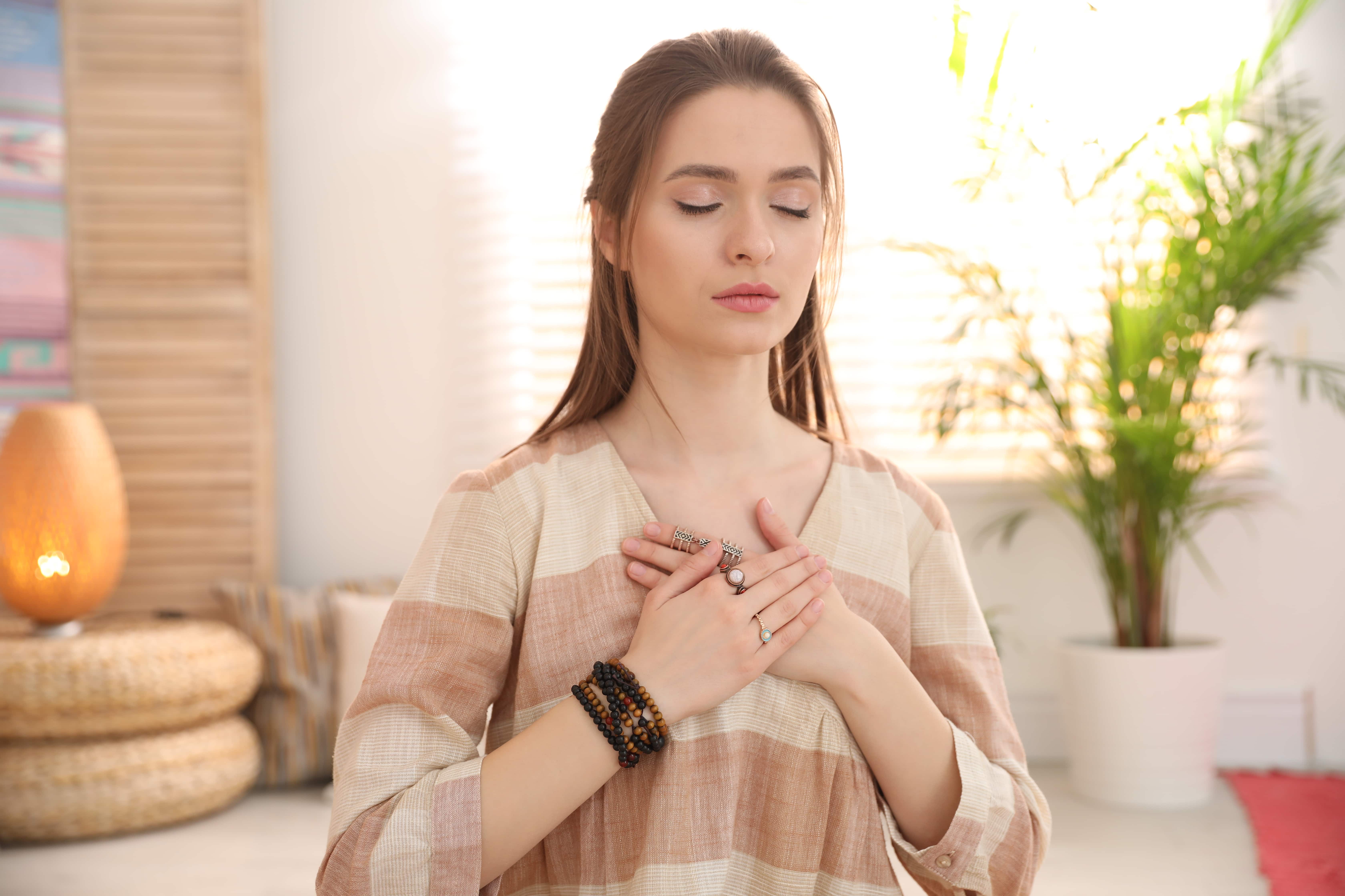 Young,Woman,During,Self-healing,Session,In,Therapy,Room Metaphysische Heilmeditation